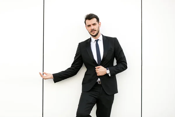 Elegante Hombre Traje Hombre Negocios Presentador Pie Pared Blanca Interactuando —  Fotos de Stock