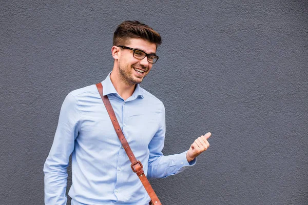 Pointant Côté Vide Bel Homme Décontracté Intelligent Avec Des Lunettes — Photo