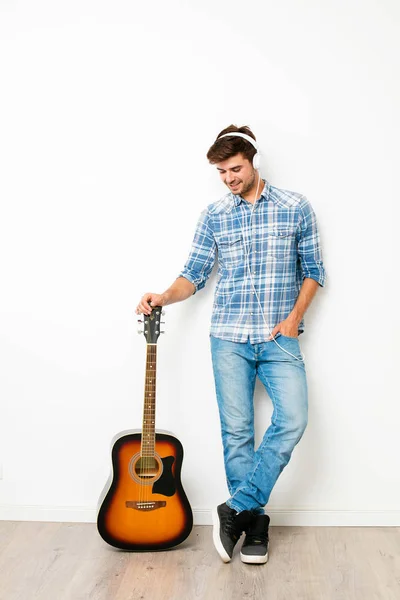 Hobby Para Chicos Hombre Tocando Guitarra Con Auriculares Cabeza Disfrutando — Foto de Stock