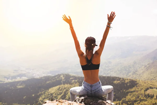 Concepto Viaje Con Espalda Una Joven Chica Fitness Pie Sobre —  Fotos de Stock