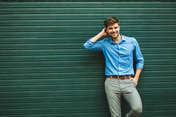 Fiducia Eleganza Uomo Bello Divertito Elegante Vestito Sorridente Alla Macchina — Foto Stock