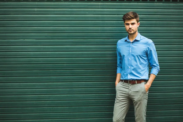 自信と優雅さ 本文の空スペースで緑の背景に自信を持って探して事務所日スマート カジュアルな服装の若い男 — ストック写真