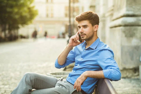 Eleganta Mannen Blå Skjorta Använder Sin Mobiltelefon Utanför Bänk — Stockfoto