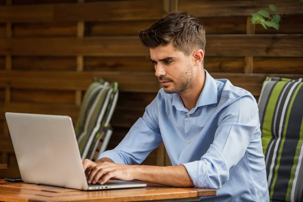 Uzaktan çalışma. yakışıklı delikanlı, blogger veya teras dışında laptop ile uzaktan çalışma