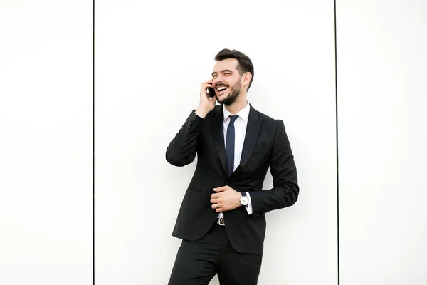 Homem Elegante Bonito Terno Ter Uma Conversa Agradável Celular Sorrindo — Fotografia de Stock