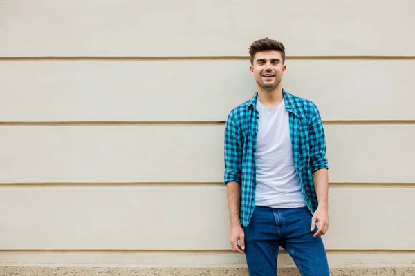 Bellissimo Uomo Camicia Scacchi Sorridente Piedi Fuori Appoggiato Muro Con — Foto Stock