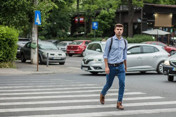 Şehirde Yaşayan Sokakta Bir Işten Bir Diğerine Yürüyüş Sırt Çantası — Stok fotoğraf