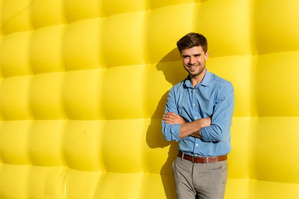 Elegante Chico Inteligente Pie Sobre Fondo Amarillo —  Fotos de Stock