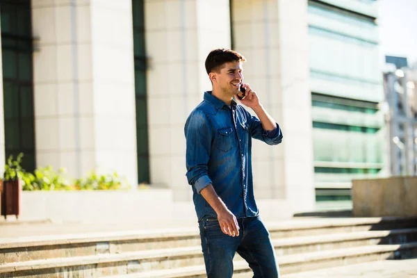 Veselý Mladý Muž Chodí Mluví Mobilní Telefon Radostí Venku Před — Stock fotografie