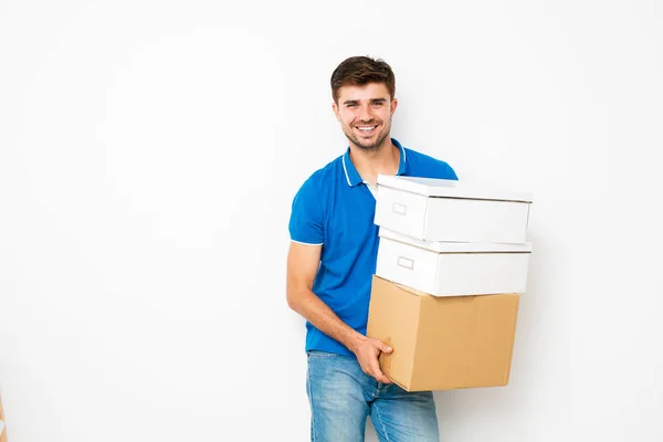 Giovane Sorridente Felice Che Muove Sue Cose Personali Posto Nuovo — Foto Stock