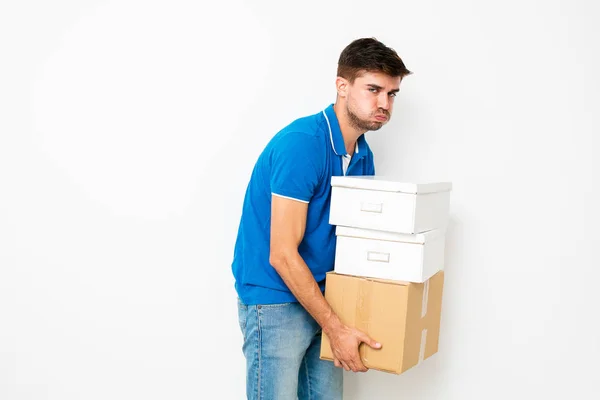 Unavený Muž Modrém Tričku Nošení Velmi Těžkých Kartonových Krabic Bílém — Stock fotografie