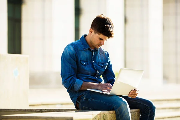 Hledáte Práci Mladý Student Moderní Oblečení Dělat Výzkum Notebooku Mimo — Stock fotografie