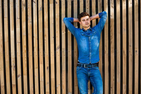 Cool Moderní Pěkný Sexy Muž Džínách Oblečení Dřevěné Pozadí Volným — Stock fotografie