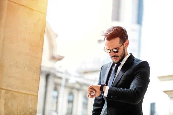 Elegante Homem Elegante Empresário Sucesso Fora Olhando Para Seu Relógio — Fotografia de Stock