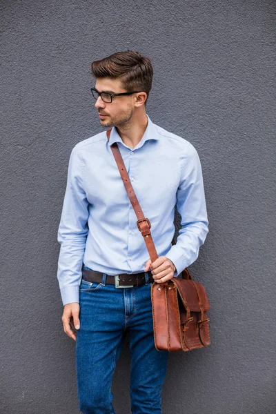 Smarta Och Coola Smart Casual Mannen Med Glasögon Och Läderväska — Stockfoto