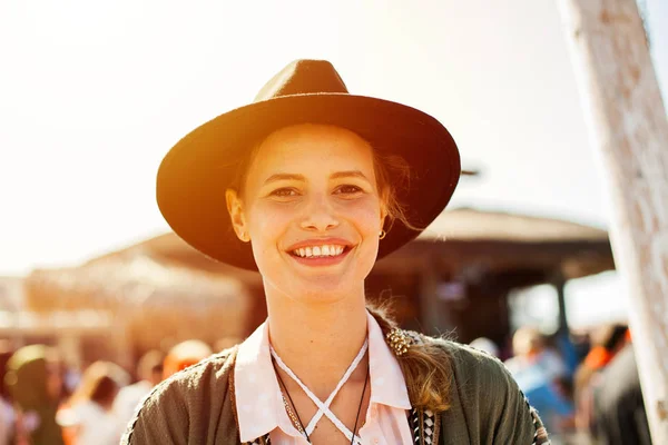 Sommerstimmung Und Partygirl Mit Hut Bei Einem Sommerfest Strand Mit — Stockfoto