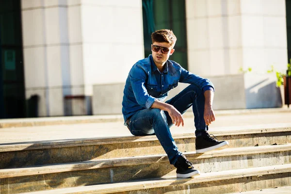 Straßenmode Modischer Mann Jeans Outfit Freien Auf Der Treppe Posierend — Stockfoto
