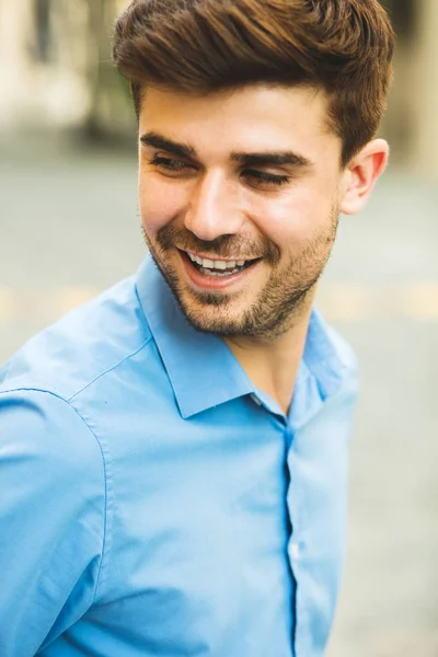 Porträt Eines Jungen Gutaussehenden Mannes Blauem Eleganten Hemd Lächelnd Draußen — Stockfoto