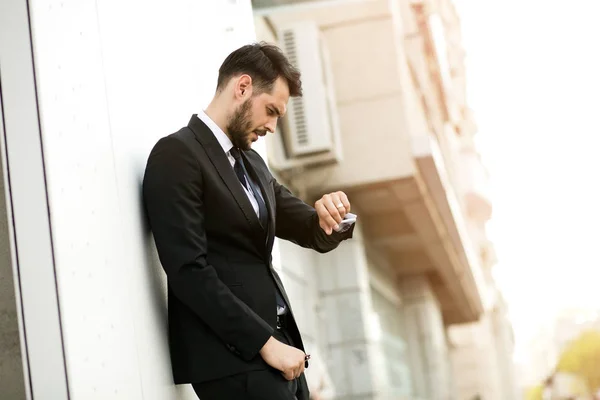 Homem Elegante Fora Esperando Por Alguém Olhando Para Relógio Mão — Fotografia de Stock