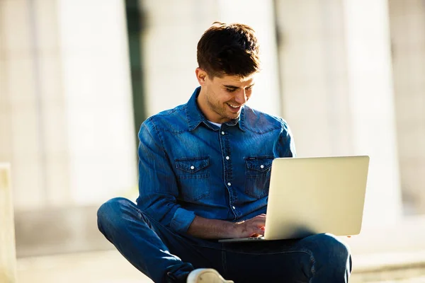 Ragazzo Allegro Con Serching Portatile Alcune Informazioni Internet — Foto Stock