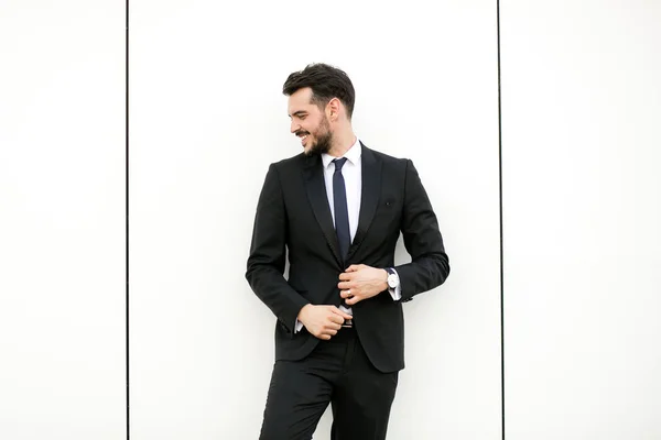 Elegante Hombre Traje Hombre Negocios Presentador Pie Pared Blanca Interactuando —  Fotos de Stock