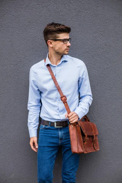 Smarta Och Coola Smart Casual Mannen Med Glasögon Och Läderväska — Stockfoto