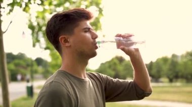 içme suyu açık yakışıklı genç adam