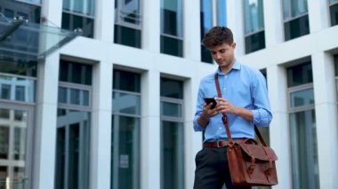 cep telefonu ayakta ofis binası karşı kullanma yakışıklı genç 