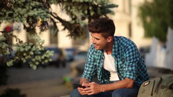 Joven Guapo Usando Teléfono Celular Calle Ciudad — Vídeo de stock