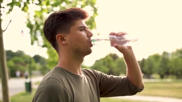 Schöner Junger Mann Trinkt Wasser Freien — Stockvideo