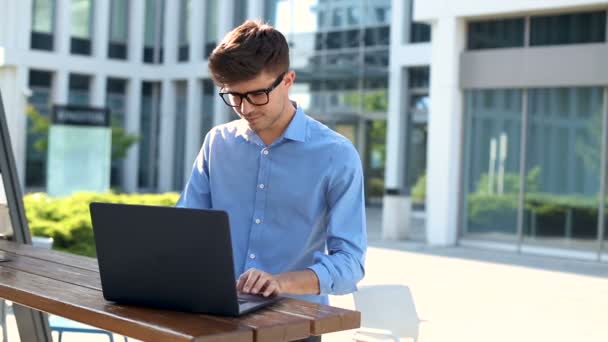 Beau Jeune Homme Travaillant Distance Dans Rue Ville — Video