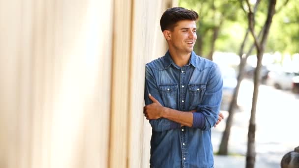 Schöner Junger Mann Jeanskleidung Lächelt Die Kamera — Stockvideo