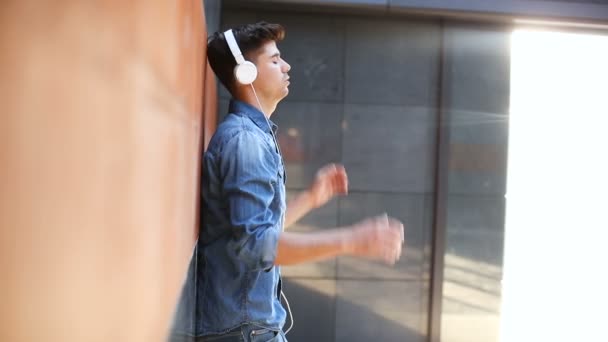 Красивый Молодой Человек Слушает Музыку Через Наушники — стоковое видео