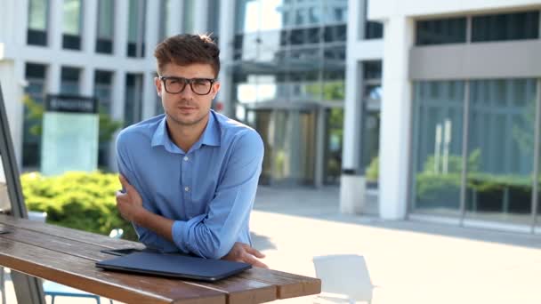 Knappe Jonge Man Met Laptop Glimlachen Kijken Naar Camera — Stockvideo