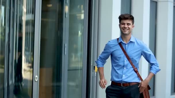 Красивий Молодий Чоловік Посміхається Позує Проти Офісної Будівлі — стокове відео