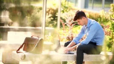 Uzaktan çalışma. yakışıklı delikanlı, blogger veya teras dışında laptop ile uzaktan çalışma