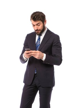 Kurumsal adam, zarif işadamı mesaj attığın için cep telefonunu kullanarak veya alışveriş beyaz arka plan üzerinde duran