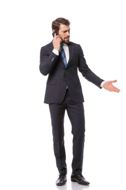 Kurumsal adam, zarif işadamı telefonda konuşmayı beyaz arka plan üzerinde duran