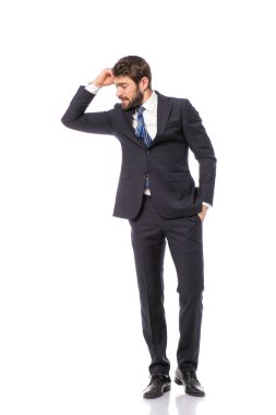 Kurumsal adam, beyaz arka plan üzerinde güven ile ayakta zarif iş adamı