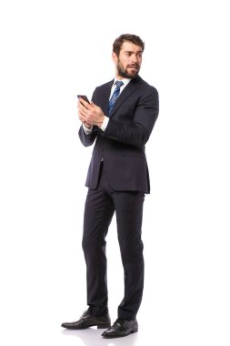 Kurumsal adam, beyaz arka plan üzerinde güven ile ayakta zarif iş adamı