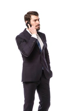 Kurumsal adam, zarif işadamı telefonda konuşmayı beyaz arka plan üzerinde duran