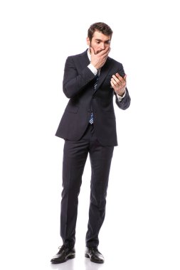 Kurumsal adam, zarif işadamı cep telefonunuzun kötü haber alma beyaz arka plan üzerinde duran