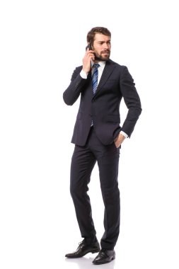 Kurumsal adam, zarif işadamı telefonda konuşmayı beyaz arka plan üzerinde duran