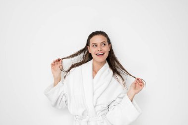 sonra bir duş veya bornoz beyaz arka plan üzerinde bir saç tedavi saç ile duran genç doğa ve güzellik kadın ıslak