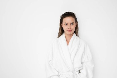 sonra bir duş veya bornoz beyaz arka plan üzerinde bir saç tedavi saç ile duran genç doğa ve güzellik kadın ıslak