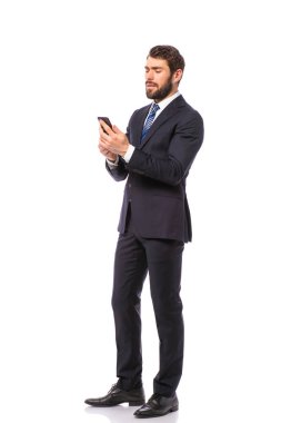 Kurumsal adam, beyaz arka plan üzerinde güven ile ayakta zarif iş adamı