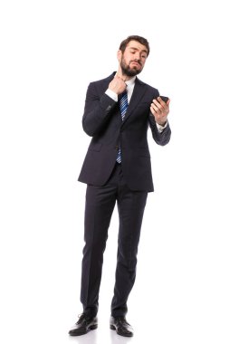 Kurumsal adam, zarif işadamı cep telefonunuzun kötü haber alma beyaz arka plan üzerinde duran