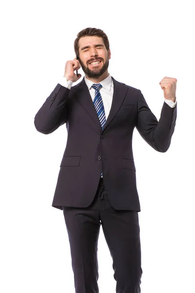 企業人 良いニュースを携帯電話に乗って白い背景の上に立ってエレガントなビジネスマン — ストック写真