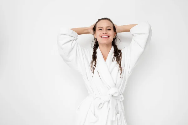 Junge Natürliche Und Schöne Frau Glücklich Nach Einer Haarbehandlung Hält — Stockfoto