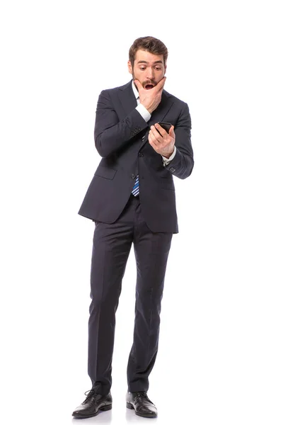 企業人 悪いニュースを携帯電話に乗って白い背景の上に立ってエレガントなビジネスマン — ストック写真